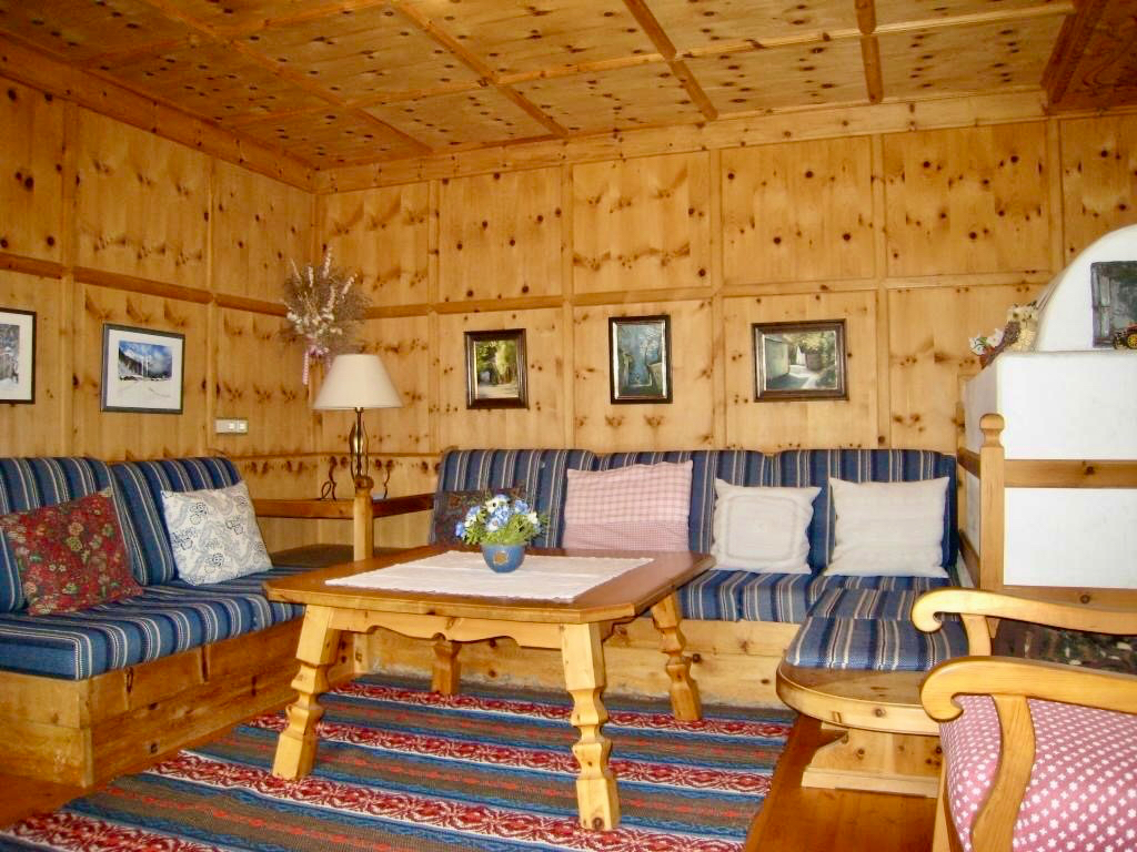 Sonnenhangh�tte im Gschnitztal ... die sch�ne Zirbenstube mit viel Platz  